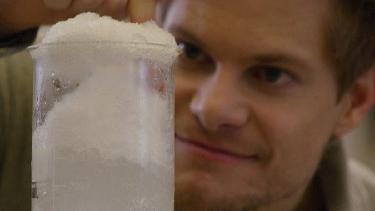Philipp Häusser probiert's: Warum ist es bei Neuschnee so leise und blickt in ein Glas voller Schnee