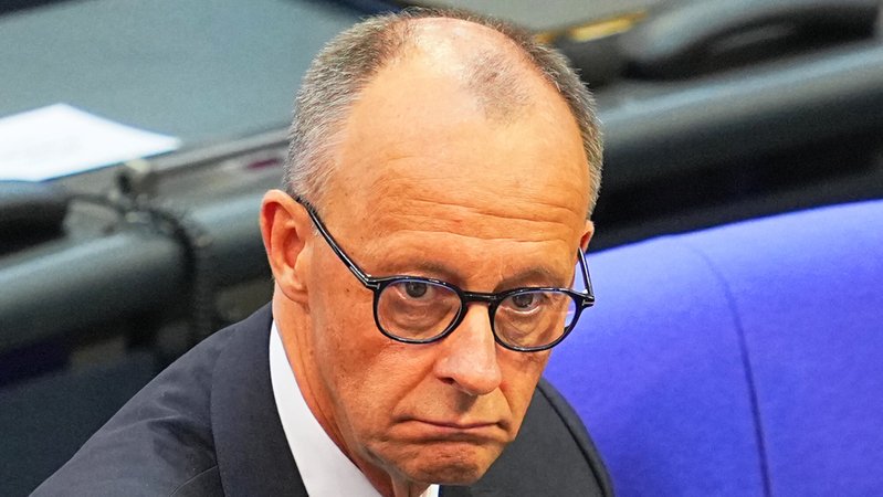 06.05.2025, Berlin: Der designierte Bundeskanzler Friedrich Merz (CDU) reagiert im Bundestag bei der Kanzlerwahl. Merz ist bei der Kanzlerwahl im Bundestag im ersten Wahlgang durchgefallen. | Bild: dpa-Bildfunk/Michael Kappeler 06.05.2025, Berlin: Der designierte Bundeskanzler Friedrich Merz (CDU) reagiert im Bundestag bei der Kanzlerwahl. Merz ist bei der Kanzlerwahl im Bundestag im ersten Wahlgang durchgefallen.