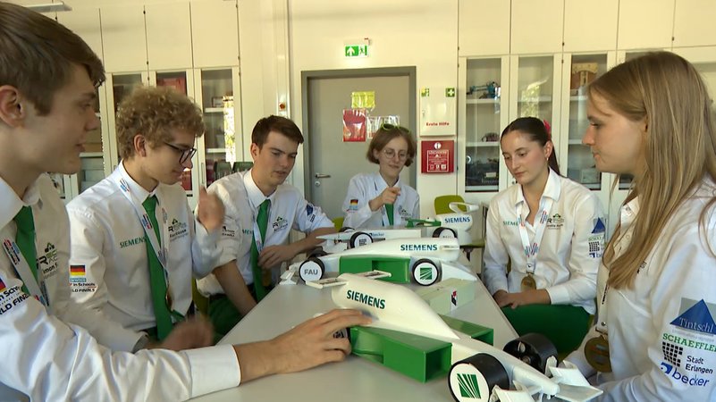 Schüler mit ihrem Rennauto für die "Formel 1 in schools".