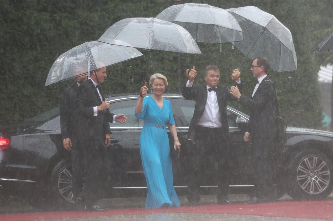 Ursula von der Leyen (CDU), Präsidentin der EU-Kommission, und Ehemann Heiko kommen bei Regen zur Eröffnung der Richard-Wagner-Festspiele mit einem neuen "Parsifal" ins Festspielhaus auf dem Grünen Hügel.