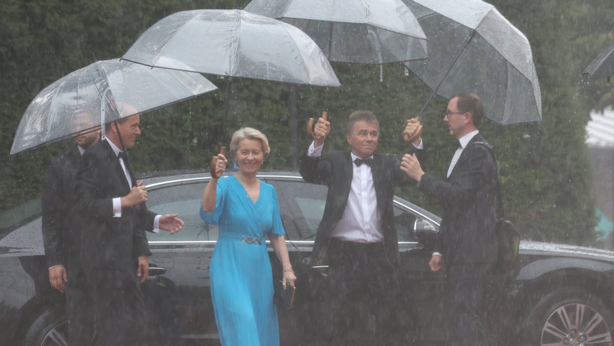 Bayreuther Festspiele: Promi-Auflauf bei strömendem Regen