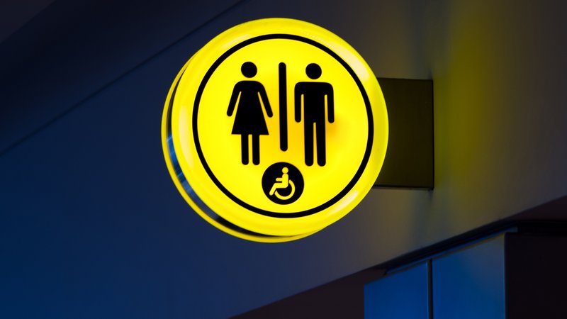 Ein Schild weist auch auf eine Behinderten-Toilette hin. | Bild: Colourbox Ein Schild weist auch auf eine Behinderten-Toilette hin.