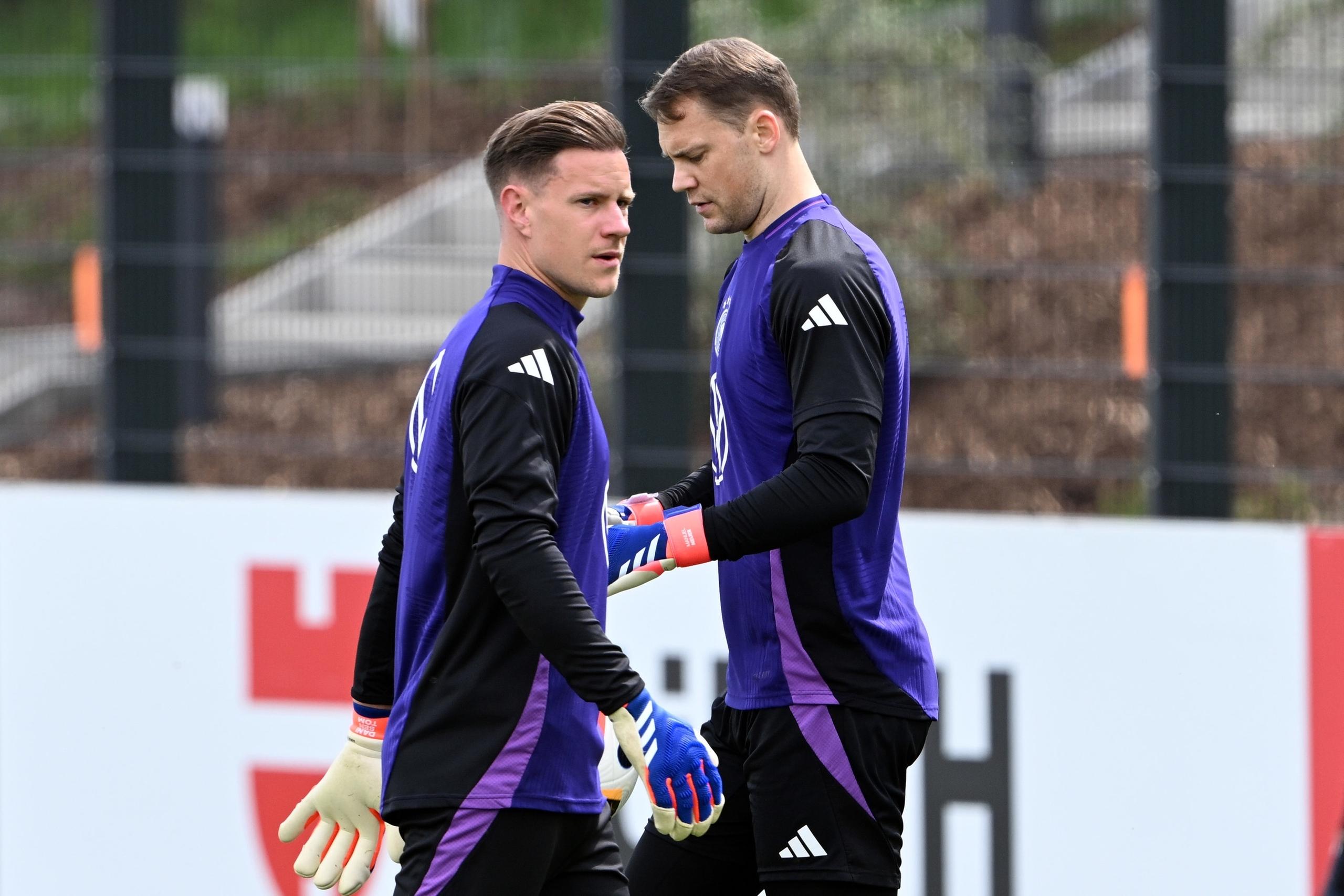 ARCHIV - 06.06.2024, Bayern, Herzogenaurach: Fußball: Nationalmannschaft, vor dem EM-Test gegen Griechenland, Training, Deutschlands Torwart Marc-Andre ter Stegen (l) und Torwart Manuel Neuer während des Trainings. (zu dpa: «Ter Stegens Drama: Nagelsmann braucht Neuling oder Neuer») Foto: Federico Gambarini/dpa +++ dpa-Bildfunk +++