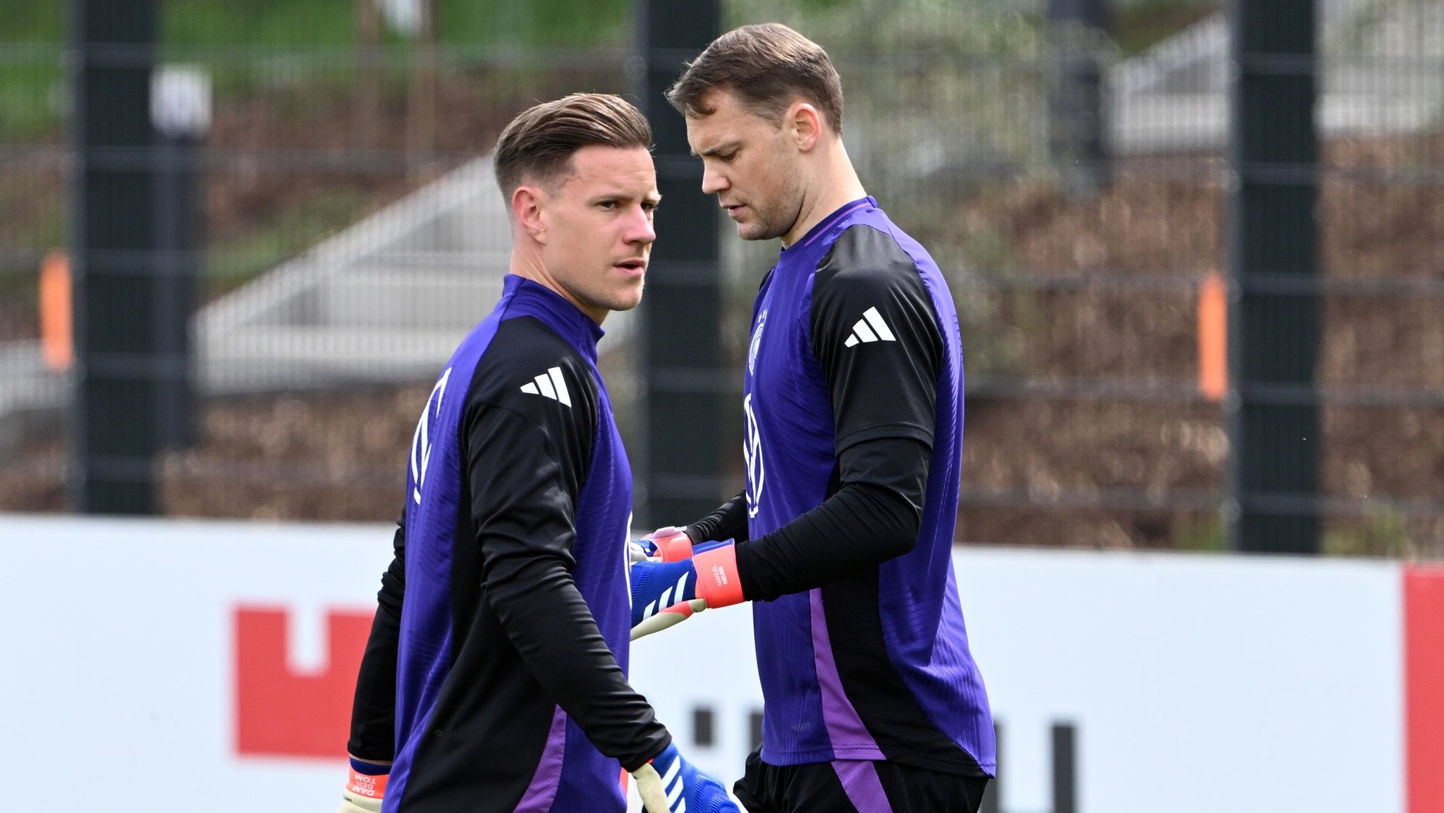 ARCHIV - 06.06.2024, Bayern, Herzogenaurach: Fußball: Nationalmannschaft, vor dem EM-Test gegen Griechenland, Training, Deutschlands Torwart Marc-Andre ter Stegen (l) und Torwart Manuel Neuer während des Trainings. (zu dpa: «Ter Stegens Drama: Nagelsmann braucht Neuling oder Neuer») Foto: Federico Gambarini/dpa +++ dpa-Bildfunk +++