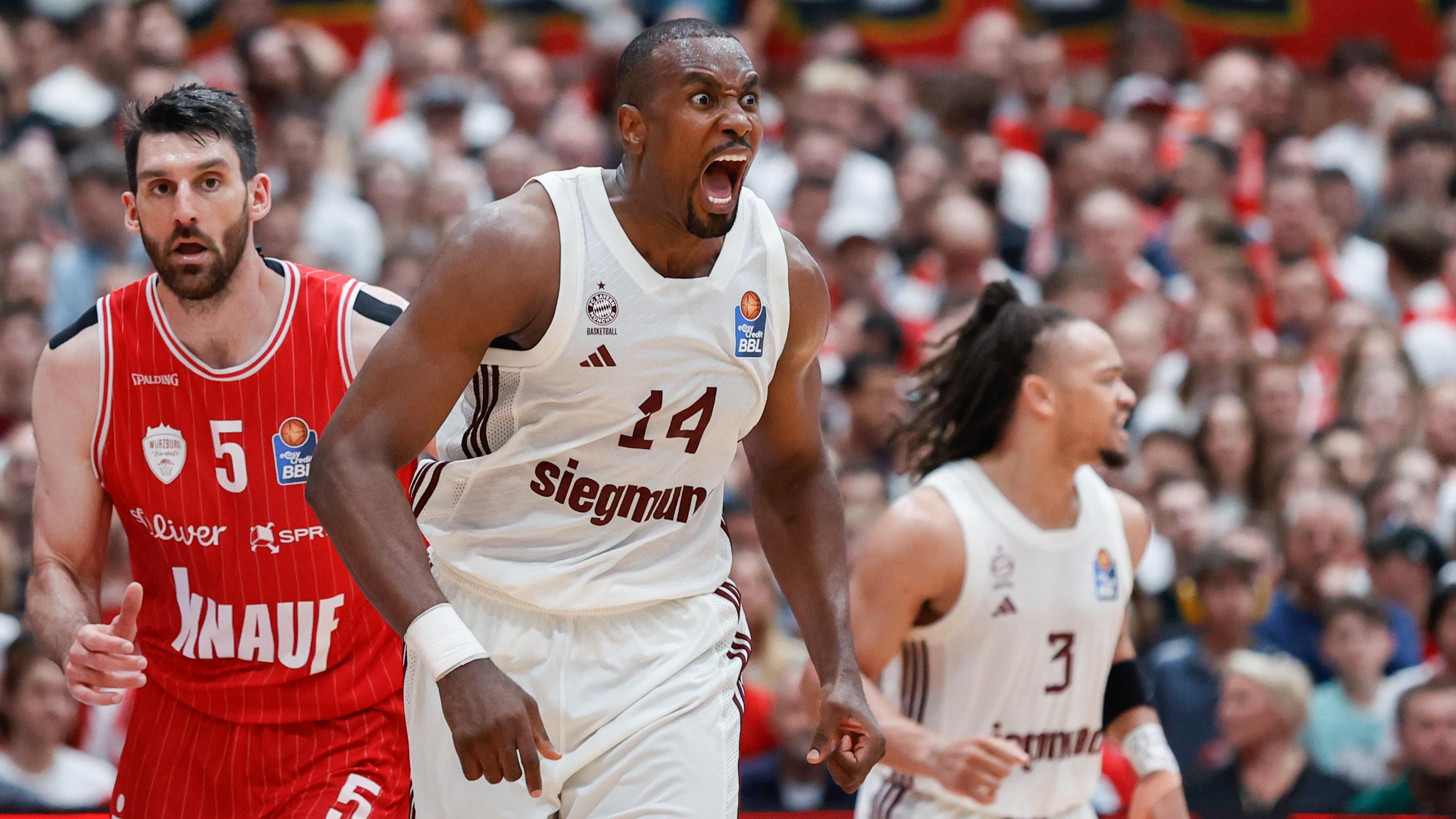 m Bild: v.li. Owen Klassen (Wuerzburg Baskets, 5) und Serge Ibaka (FC Bayern M?nchen Basketball)