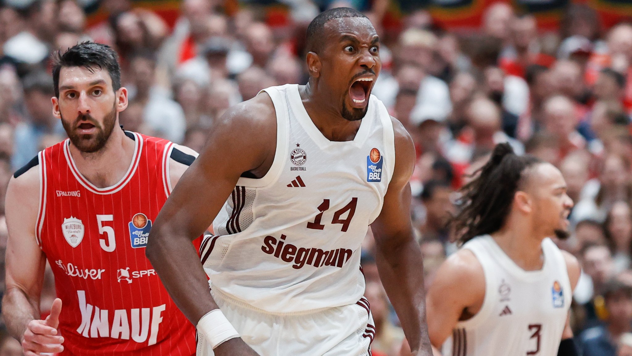 m Bild: v.li. Owen Klassen (Wuerzburg Baskets, 5) und Serge Ibaka (FC Bayern M?nchen Basketball)