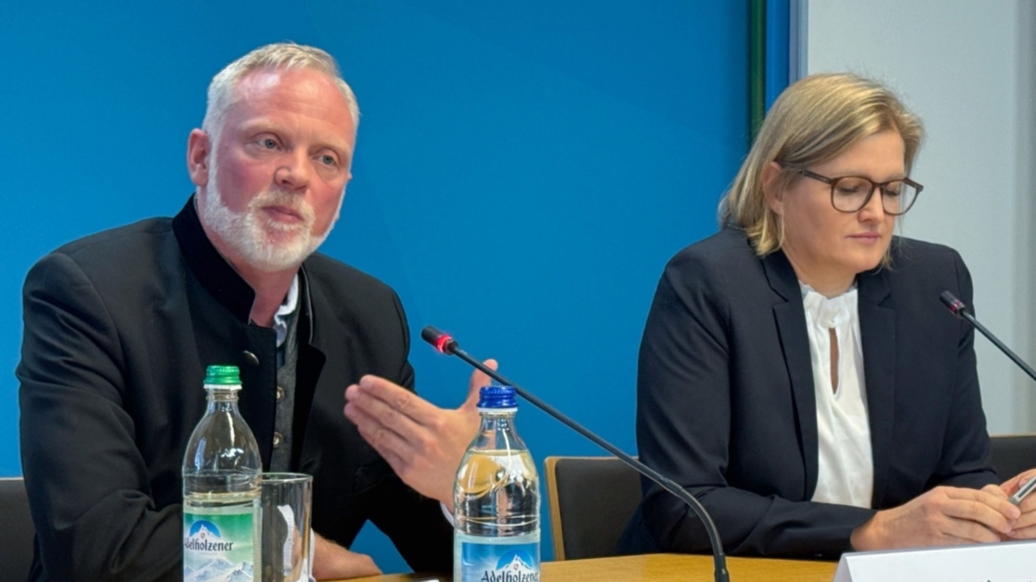 Die beiden Fraktionsvorsitzenden der AfD, Ulrich Singer und Katrin Ebner-Steiner. | Bild: dpa-Bildfunk/Christoph Trost Die beiden Fraktionsvorsitzenden der AfD, Ulrich Singer und Katrin Ebner-Steiner.