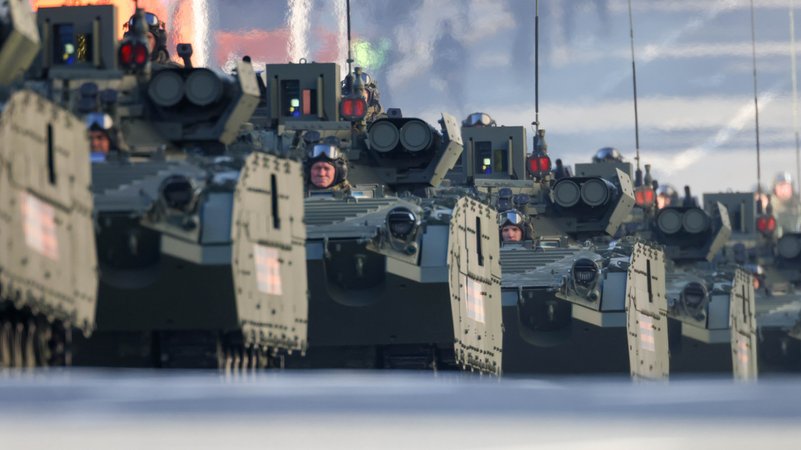 Die Schützenpanzer vom Typ Kurganez fahren zum Roten Platz in Moskau, um an der Militärparade zum Tag des Sieges teilzunehmen. | Bild: picture alliance/dpa/TASS | Vladimir Gerdo Die Schützenpanzer vom Typ Kurganez fahren zum Roten Platz in Moskau, um an der Militärparade zum Tag des Sieges teilzunehmen.