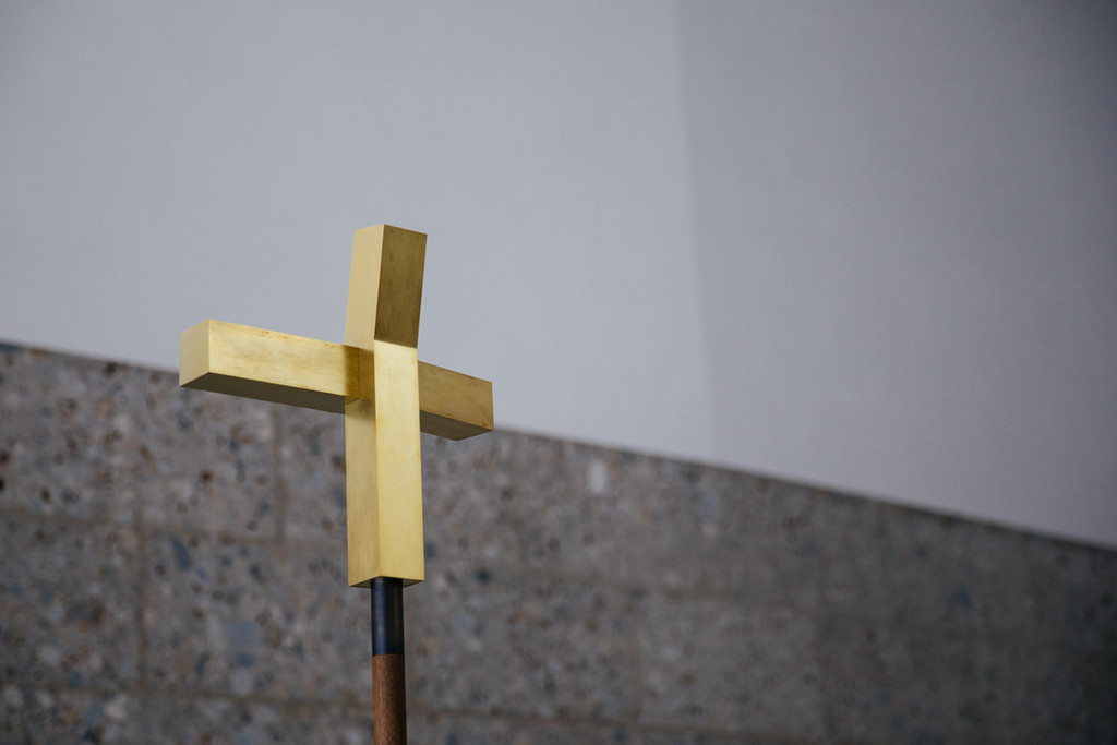 Ein goldenes Kreuz in der Kirche.