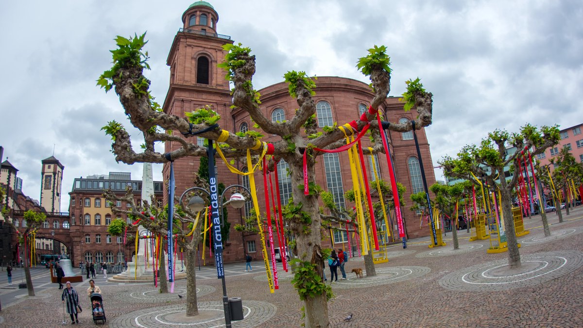 Zum Gedenktag am 18. Mai sind die Platanen auf dem Platz vor der Paulskirche mit schwarz-rot-gelben Bändern dekoriert.