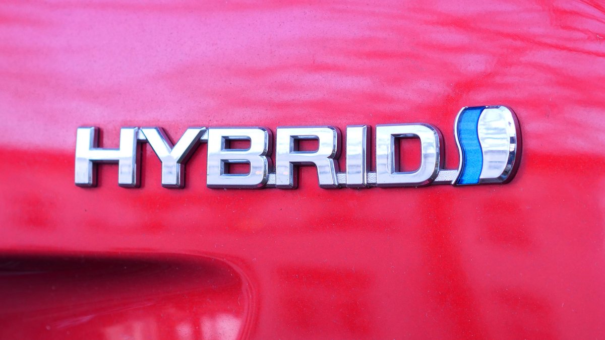 Schriftzug Hybrid auf Auto