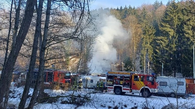 Auf einem Campingplatz steigt Rauch auf. | Bild: zema-medien Auf einem Campingplatz steigt Rauch auf.