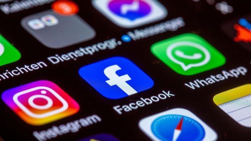 Social Media Symbole: Instagram, Facebook, WhatsApp