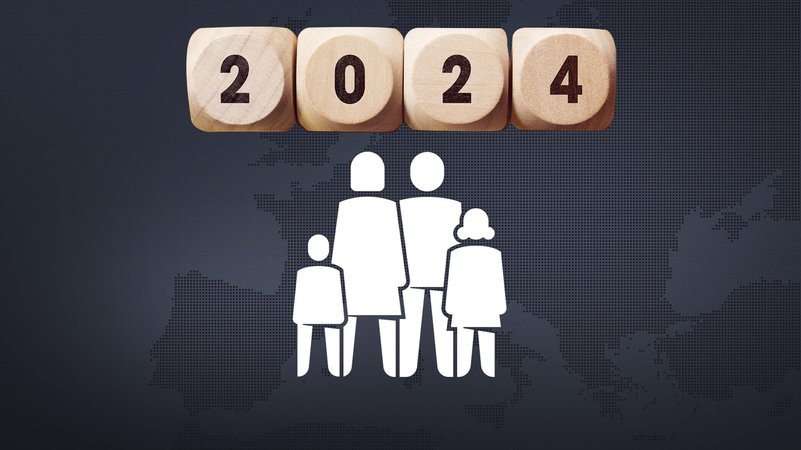 Das Bild zeigt eine Familie mit zwei Kindern von hinten. Oben steht die Jahreszahl 2024.