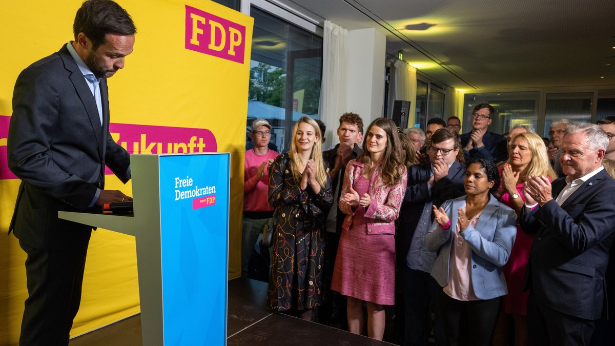 08.10.23: FDP-Spitzenkandidat Martin Hagen (FDP) spricht bei der Wahlparty der Liberalen in einem Münchner Restaurant.