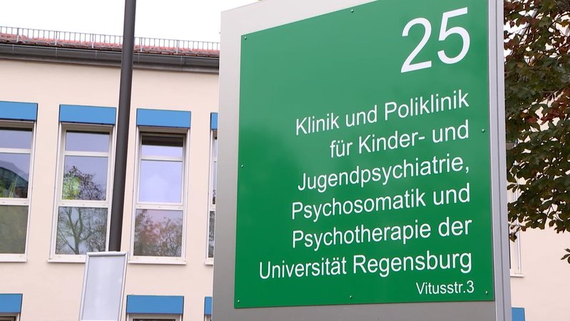 Ein 14 Jahre alter Patient der Regensburger Kinder- und Jugendpsychiatrie hat in der Klinik einen sieben Jahre alten Jungen erstochen. Der mutmaßliche Täter war der Polizei schon länger bekannt. Zahlreiche Fragen in dem Fall sind noch offen.