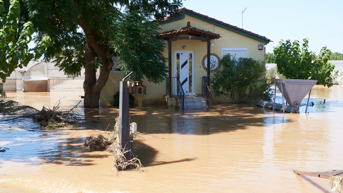 10. September: In Griechenland stehen noch immer zahlreiche Orte unter Wasser. 