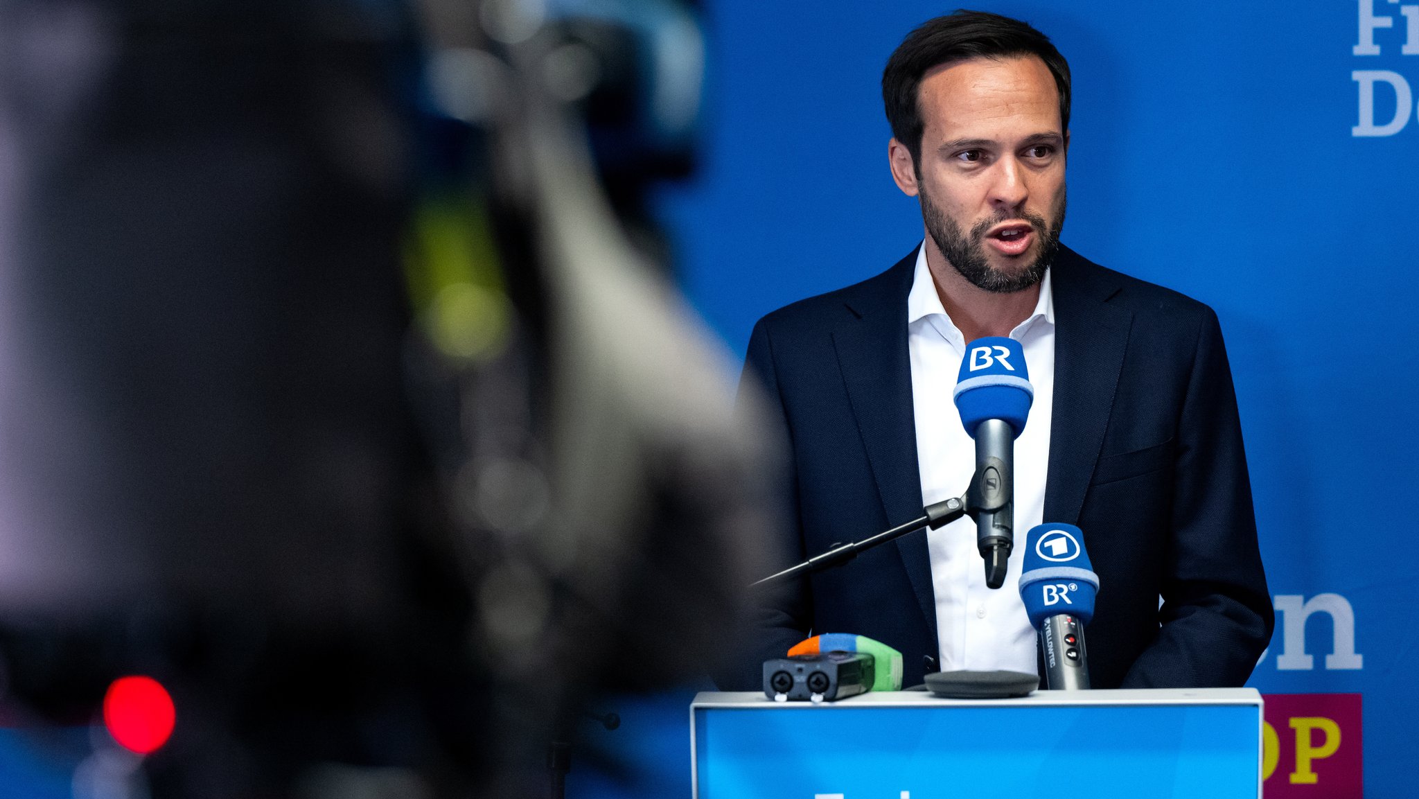 Martin Hagen (FDP), Landesvorsitzender Bayern, nimmt in der Landesgeschäftsstelle an einer Pressekonferenz teil.