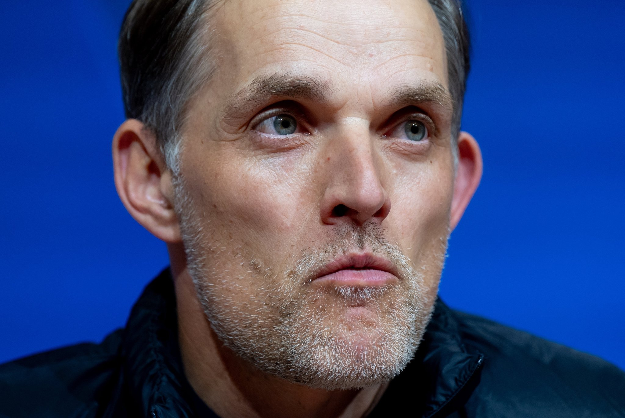 17.04.2024, Bayern, München: Fußball: Champions League, Bayern München - FC Arsenal, K.o.-Runde, Viertelfinale, Rückspiel in der Allianz Arena. Trainer Thomas Tuchel von München nimmt nach dem Spiel an einer Pressekonferenz teil. Foto: Sven Hoppe/dpa +++ dpa-Bildfunk +++