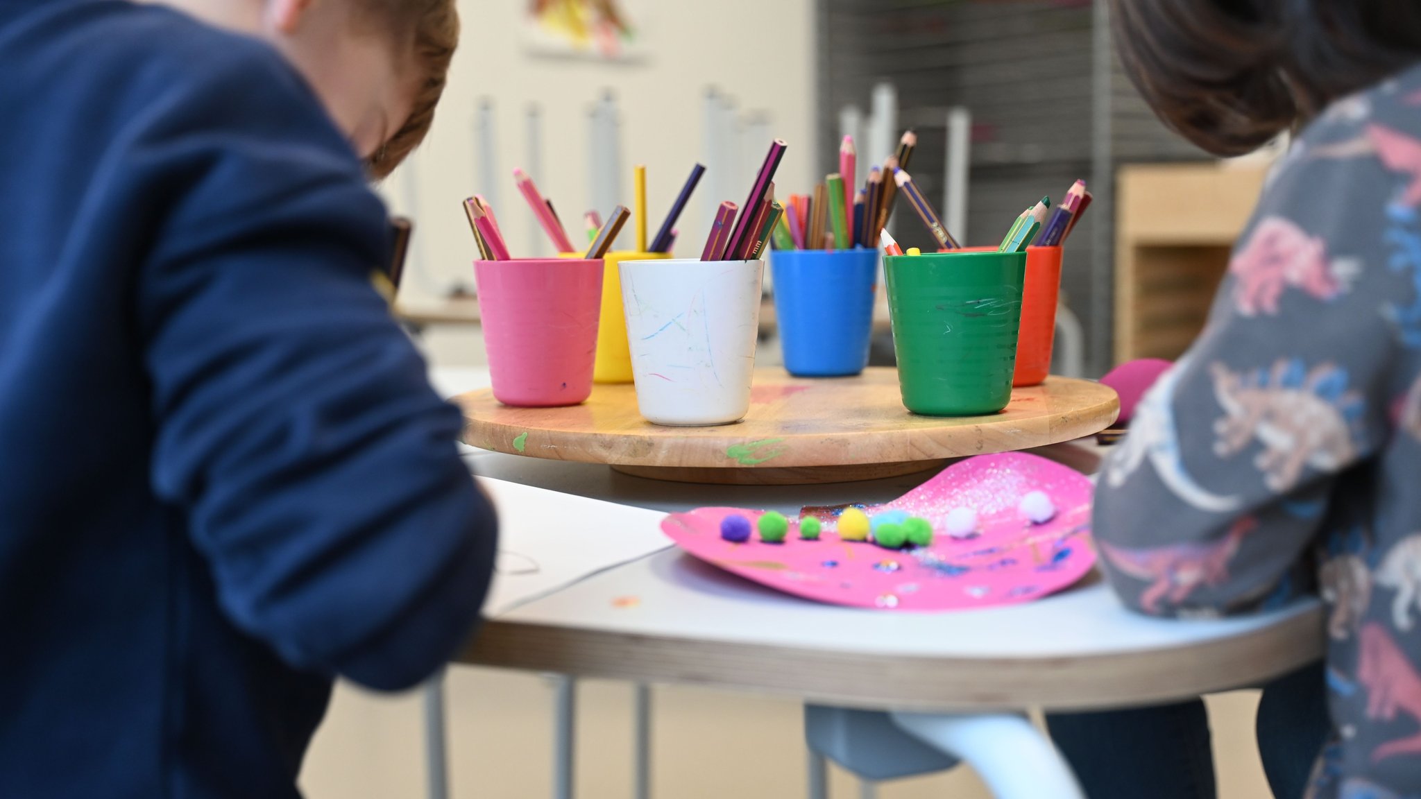 Teil frühkindlicher Bildung: Kinder basteln gemeinsam in einer Kindertagesstätte.