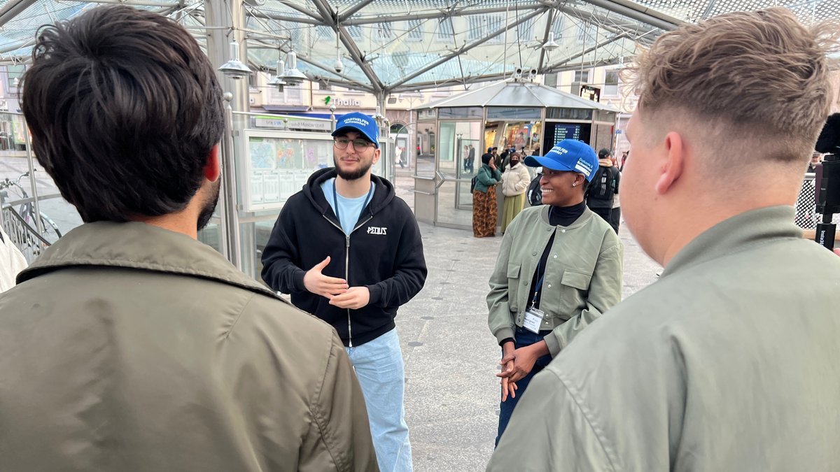 Stadthelfer im Gespräch mit Jugendlichen am Roßmarkt l.i.B.: Hasan Hamo, r.i.B. Namignan Cisse | Bild: BR / Ralph Wege Stadthelfer im Gespräch mit Jugendlichen am Roßmarkt l.i.B.: Hasan Hamo, r.i.B. Namignan Cisse