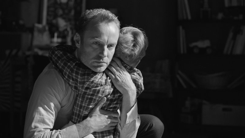 Ein Mann umarmt nachdenklich einen kleinen Jungen: Mark Waschke in "Der Geburtstag"