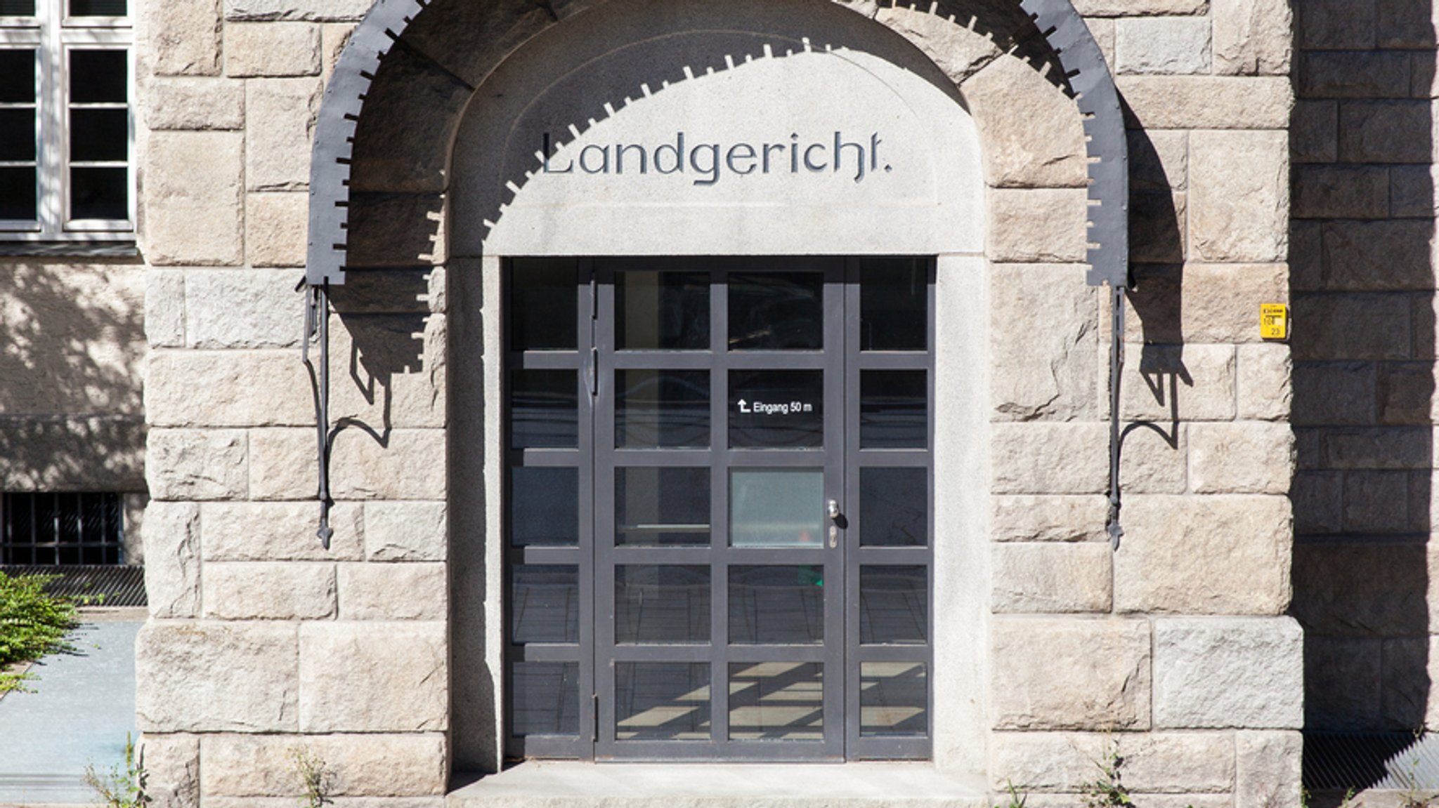 Eingang am Gerichtsgebäude in Deggendorf  (Symbolbild)