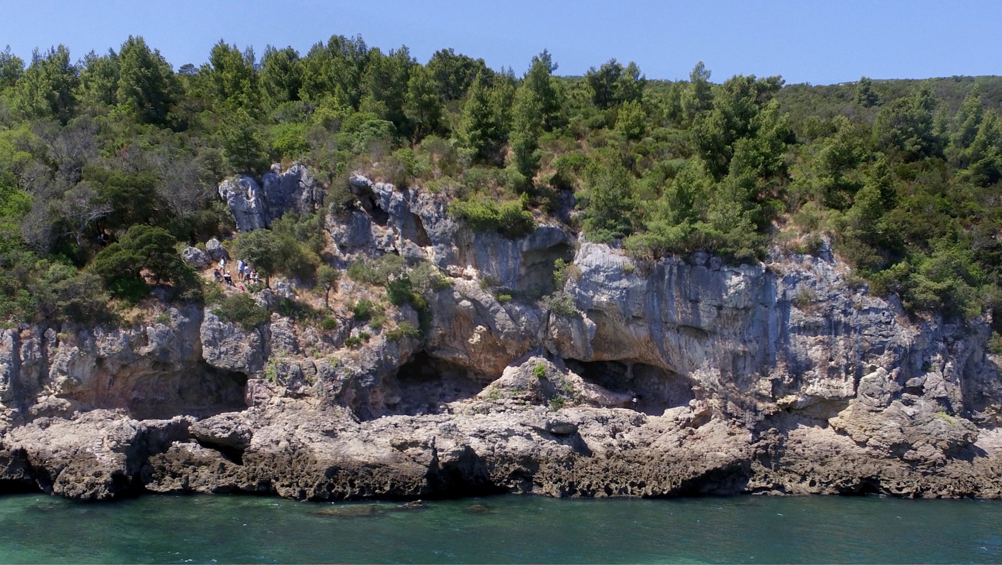 Die Figueira Brava-Höhle mit ihren drei Eingängen gesehen vom Wasser aus.