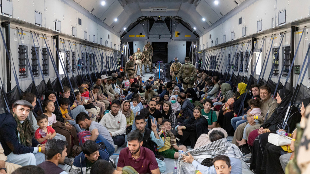 Fliehende Menschen aus Afghanistan an Bord eines Flugzeugs der Bundeswehr.