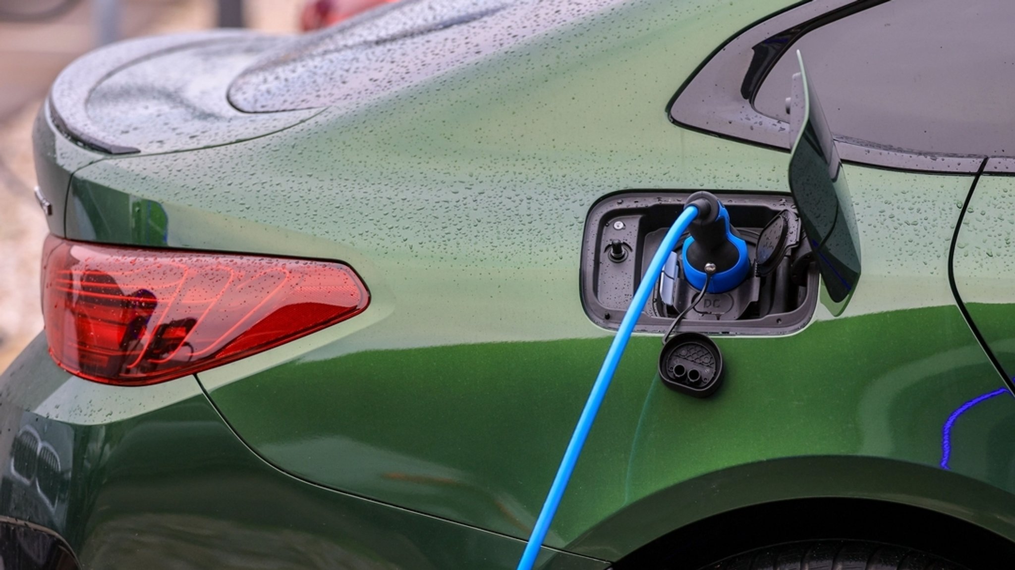 Ein Elektrofahrzeug von BMW lädt an einer Ladesäule.