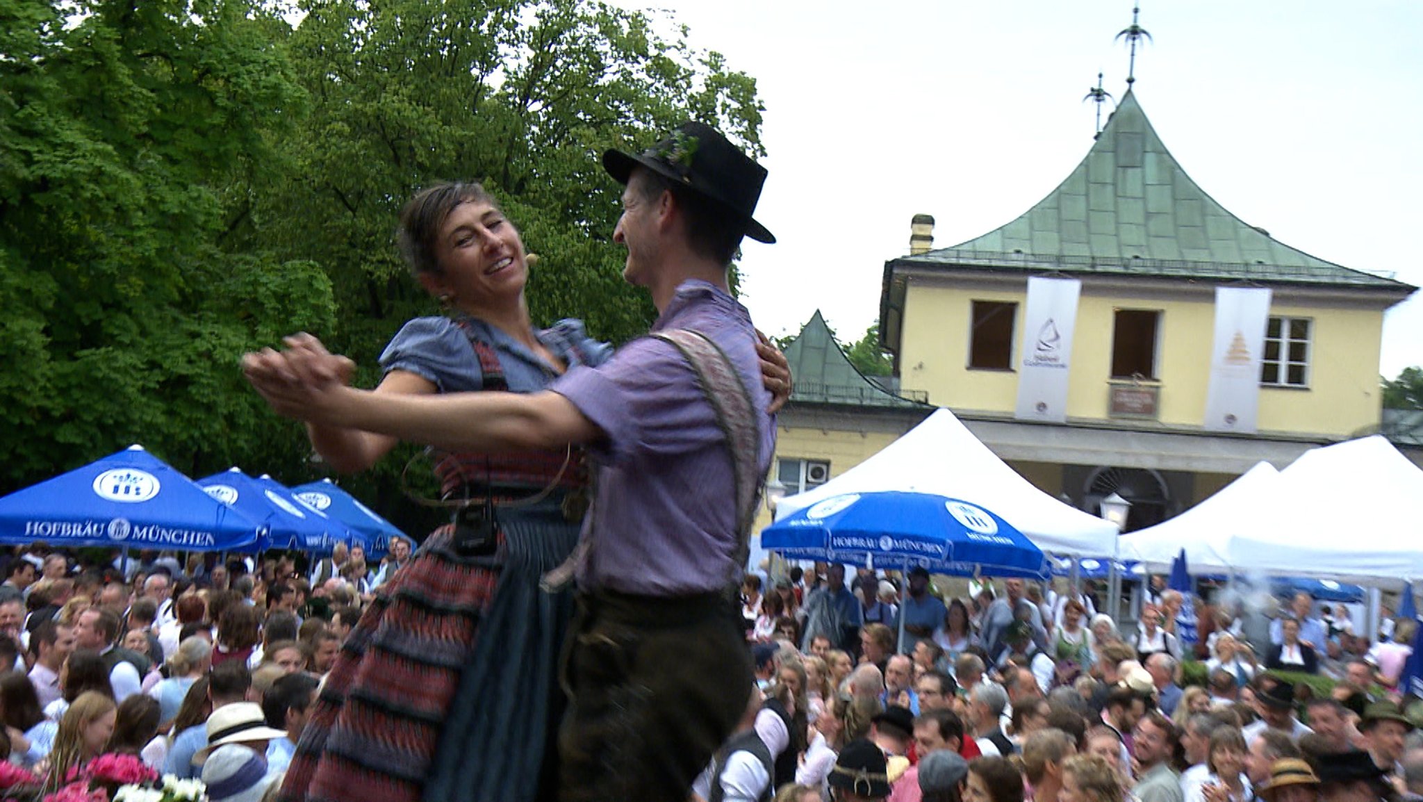 Heute Früh pilgerten viele Menschen in Tracht wieder einmal zum Kocherlball in den Englischen Garten.