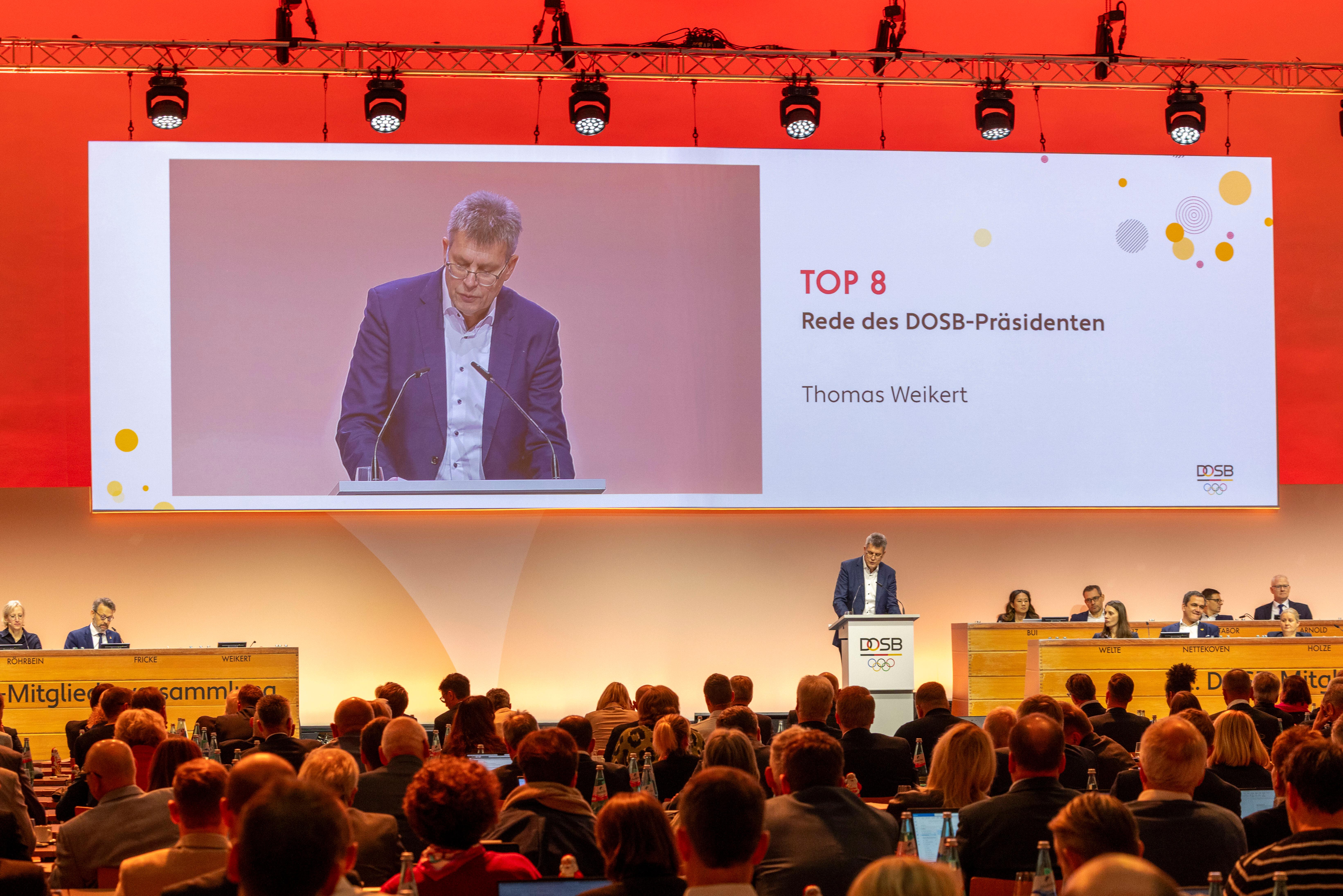 DOSB Präsident Thomas Weikert spricht während der Eröffnungsrede auf der Mitgliederversammlung des DOSB in Frankfurt