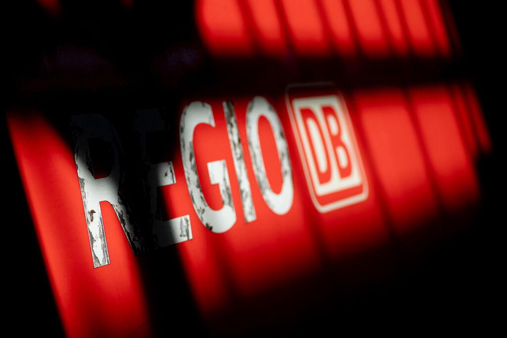 16.11.2023, Niedersachsen, Oldenburg: Ein Regional-Express der Deutschen Bahn (DB) steht an einem Bahnsteig im Hauptbahnhof, während das Dach der Bahnhofshalle einen Schatten auf die Waggons wirft. Die Gewerkschaft Deutscher Lokomotivführer (GDL) hatte zu einem 20-stündigen Warnstreik bei der Deutschen Bahn AG aufgerufen. Foto: Hauke-Christian Dittrich/dpa +++ dpa-Bildfunk +++ | Bild:dpa-Bildfunk/Hauke-Christian Dittrich