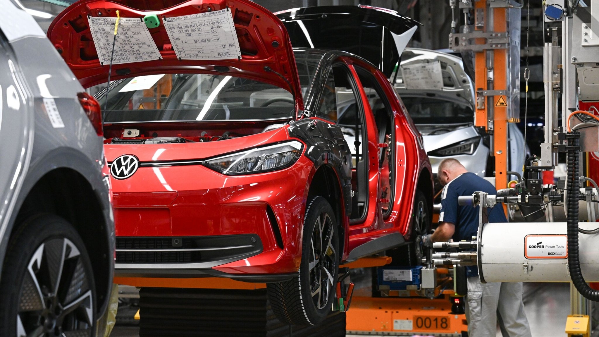 Ein ID.3 läuft auf einer Montagelinie in einem Volkswagen-Werk. | Bild: dpa-Bildfunk/Hendrik Schmidt Ein ID.3 läuft auf einer Montagelinie in einem Volkswagen-Werk.