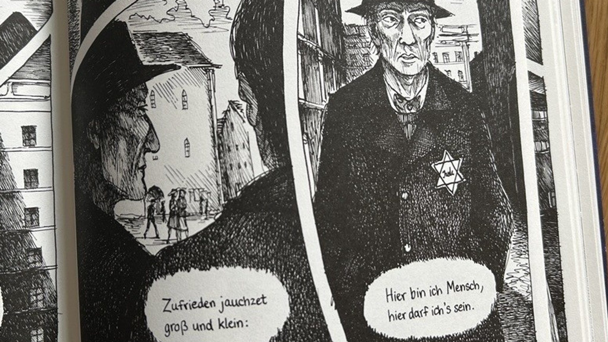 Man sieht Faust - mit einem Davidstern auf seinem Mantel. So wird Goethes Text "Zufrieden jauchzet groß und klein: Hier bin ich Mensch, hier darf ich's sein." neu interpretiert.