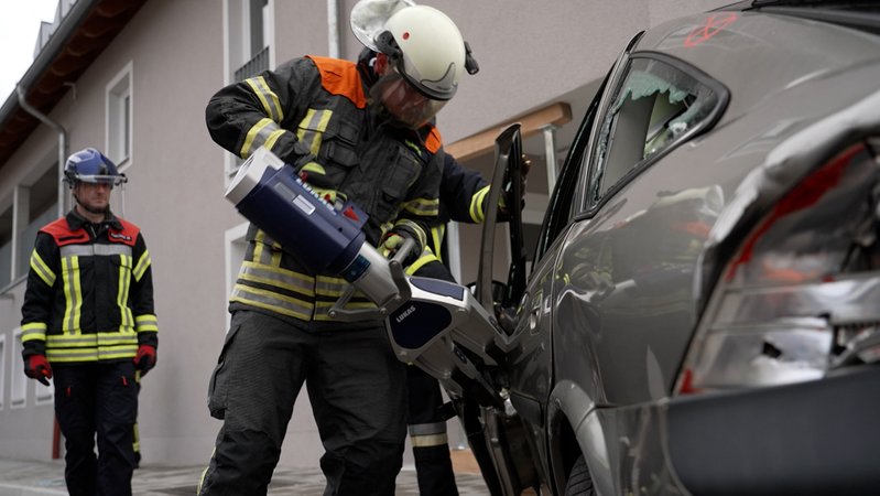 Letztes Jahr hat es in Bayern über 375.000 Mal gekracht. Immer wieder muss dann die Feuerwehr Verletzte aus den Unfallfahrzeugen retten. 