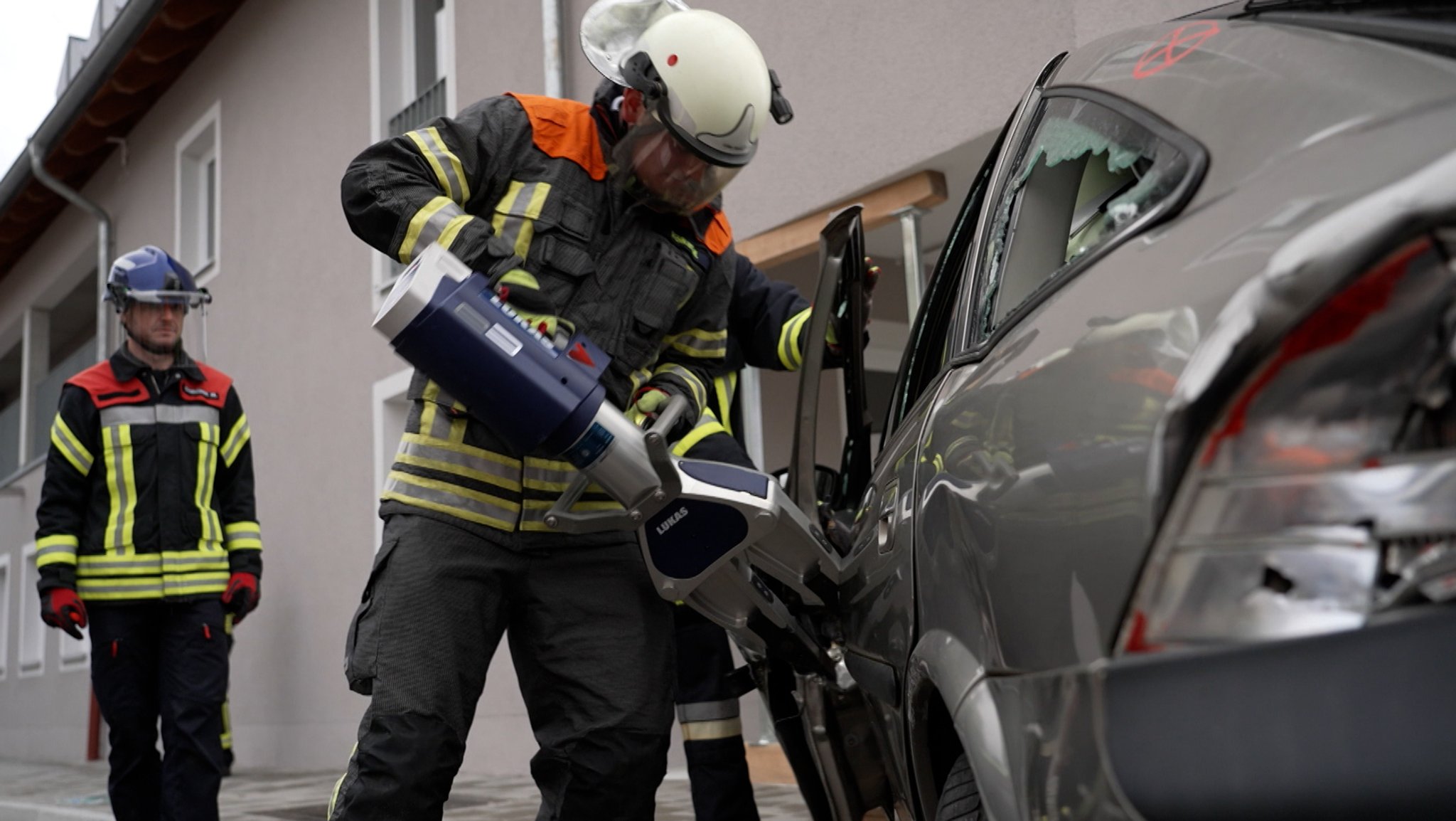 Letztes Jahr hat es in Bayern über 375.000 Mal gekracht. Immer wieder muss dann die Feuerwehr Verletzte aus den Unfallfahrzeugen retten. 