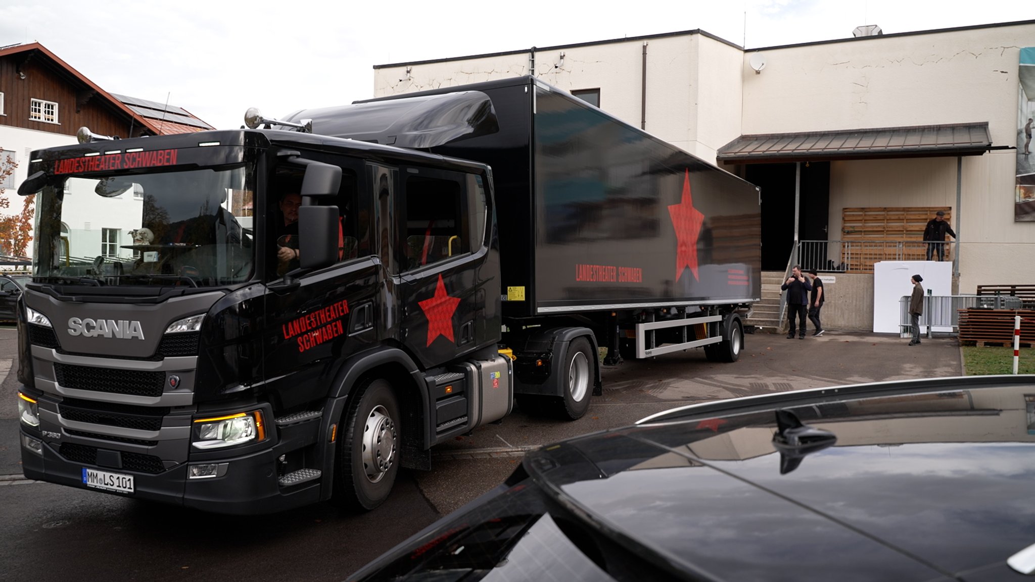 Sattelschlepper des Landestheaters Schwaben an der Verladerampe des Kurhauses in Oberstdorf