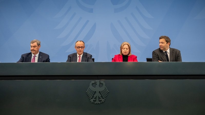 Bundeskanzler Friedrich Merz (M,l,CDU) nimmt neben Markus Söder (l,CSU), Ministerpräsident von Bayern und CSU Vorsitzender und Bärbel Bas (M,r,SPD), Bundesarbeitsministerin und Co-Bundesvorsitzende der SPD, sowie Lars Klingbeil (r,SPD), Bundesfinanzminister und Co-Bundesvorsitzender der SPD, an der Pressekonferenz nach dem Koalitonsausschuss teil. | Bild: dpa-Bildfunk/Michael Kappeler Bundeskanzler Friedrich Merz (M,l,CDU) nimmt neben Markus Söder (l,CSU), Ministerpräsident von Bayern und CSU Vorsitzender und Bärbel Bas (M,r,SPD), Bundesarbeitsministerin und Co-Bundesvorsitzende der SPD, sowie Lars Klingbeil (r,SPD), Bundesfinanzminister und Co-Bundesvorsitzender der SPD, an der Pressekonferenz nach dem Koalitonsausschuss teil.