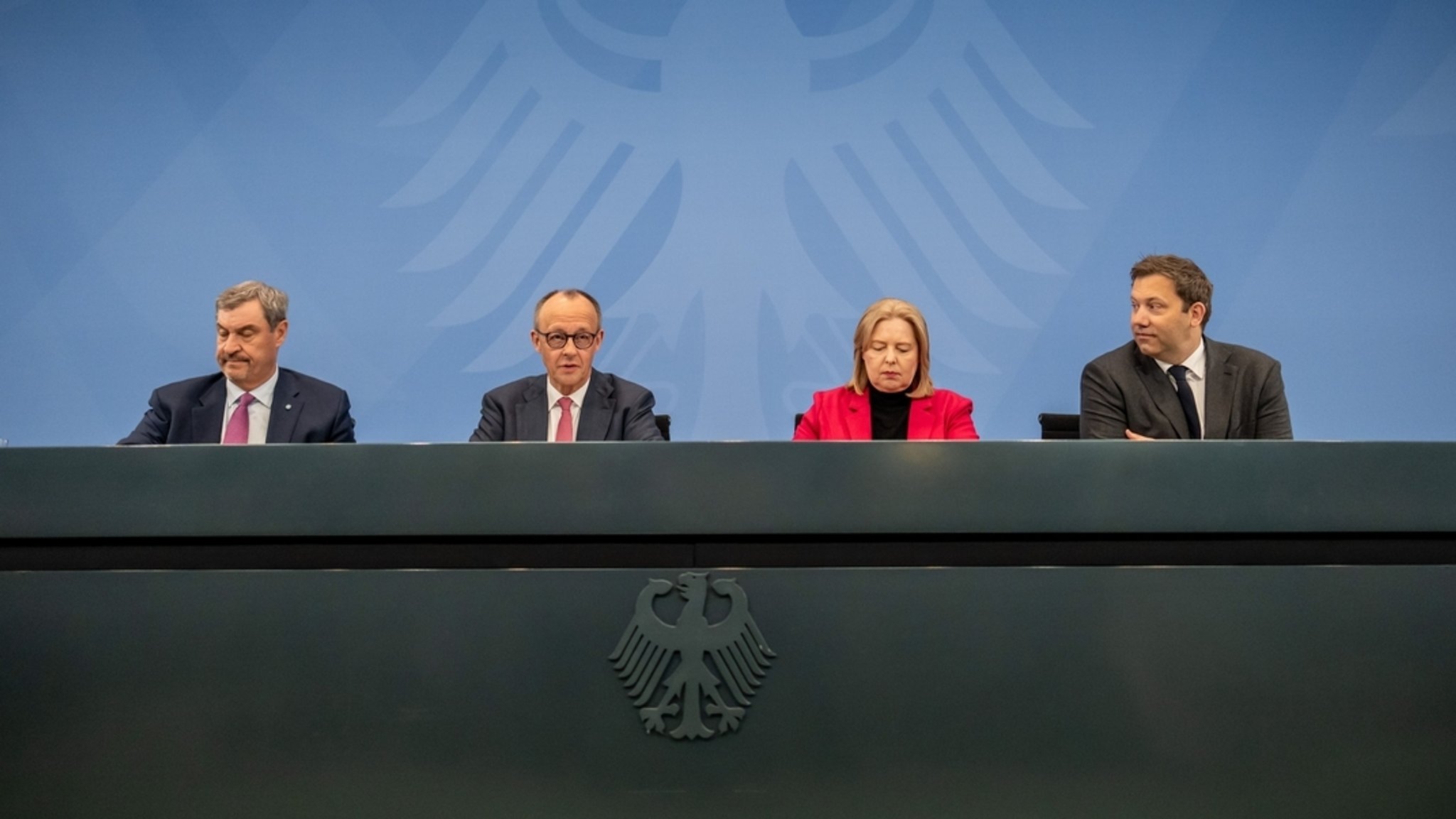 Bundeskanzler Friedrich Merz (M,l,CDU) nimmt neben Markus Söder (l,CSU), Ministerpräsident von Bayern und CSU Vorsitzender und Bärbel Bas (M,r,SPD), Bundesarbeitsministerin und Co-Bundesvorsitzende der SPD, sowie Lars Klingbeil (r,SPD), Bundesfinanzminister und Co-Bundesvorsitzender der SPD, an der Pressekonferenz nach dem Koalitonsausschuss teil. | Bild: dpa-Bildfunk/Michael Kappeler Bundeskanzler Friedrich Merz (M,l,CDU) nimmt neben Markus Söder (l,CSU), Ministerpräsident von Bayern und CSU Vorsitzender und Bärbel Bas (M,r,SPD), Bundesarbeitsministerin und Co-Bundesvorsitzende der SPD, sowie Lars Klingbeil (r,SPD), Bundesfinanzminister und Co-Bundesvorsitzender der SPD, an der Pressekonferenz nach dem Koalitonsausschuss teil.