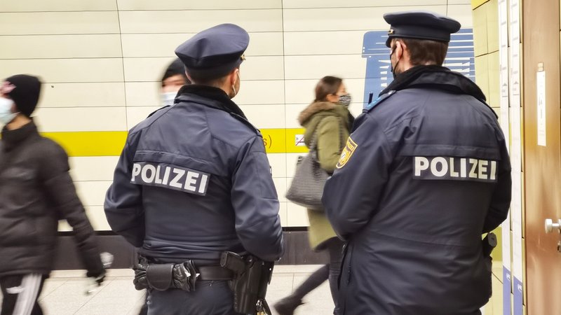 Archivbild: Polizisten während der Corona-Beschränkungen | Bild: picture alliance / ZUMAPRESS.com | Sachelle Babbar Archivbild: Polizisten während der Corona-Beschränkungen
