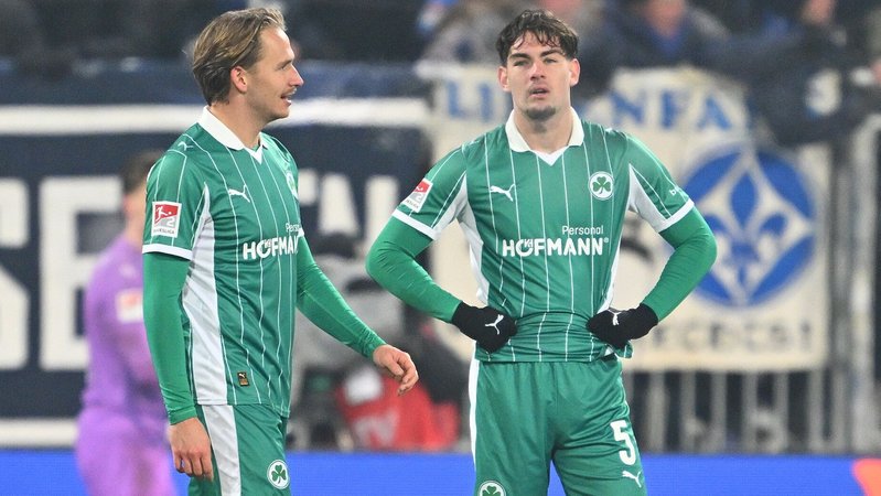 Lange Gesichter beim Kleeblatt: Die SpVgg Greuther Fürth verliert auch in Darmstadt. | Bild: picture-alliance / dpa Lange Gesichter beim Kleeblatt: Die SpVgg Greuther Fürth verliert auch in Darmstadt.