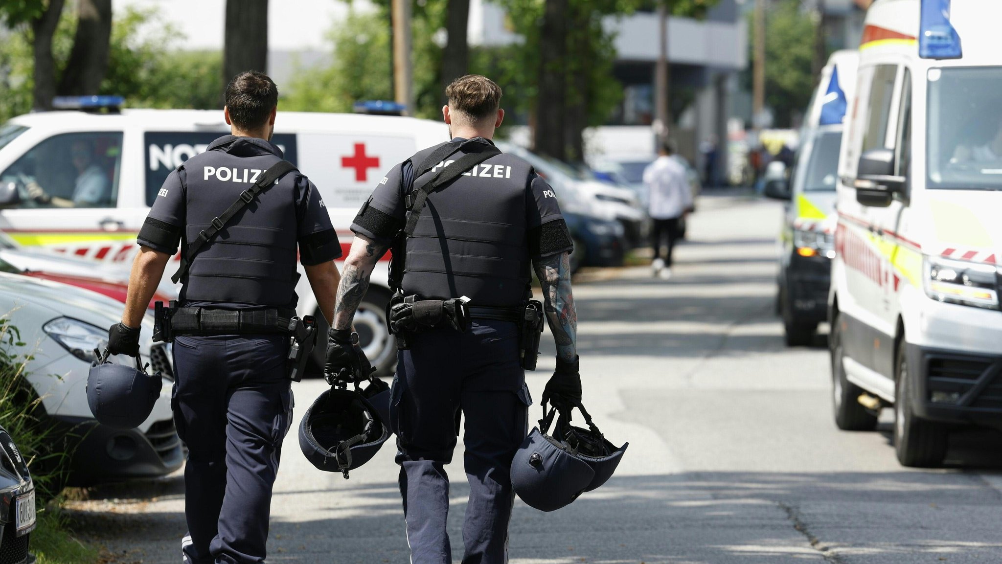 Polizei in der Nähe des Tatorts 
