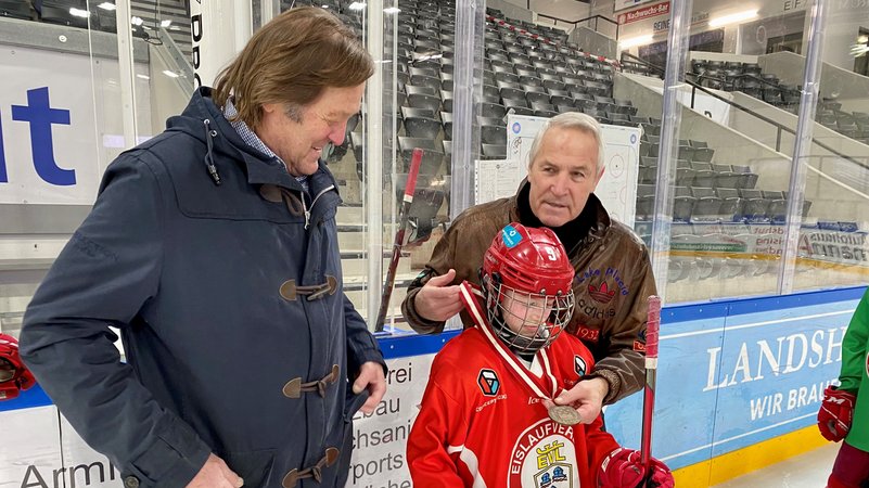 Die Eishockey-Legenden Erich Kühnhackl (l.) und Alois Schloder haben 2022 einige aktuelle Jugendspieler beim Training besucht.