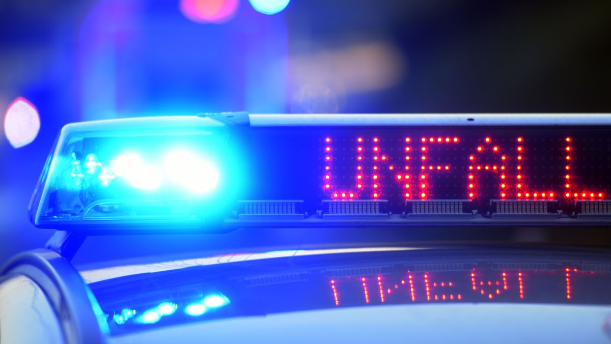 Autofahrer verliert Skihelme – Karambolage auf A96