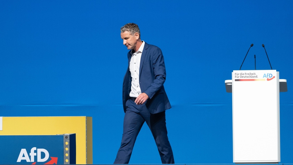 Björn Höcke, Fraktionsvorsitzender der AfD im Thüringer Landtag, verlässt auf dem Bundesparteitag der AfD nach einer Rede die Bühne. | Bild: dpa-Bildfunk/Sebastian Kahnert Björn Höcke, Fraktionsvorsitzender der AfD im Thüringer Landtag, verlässt auf dem Bundesparteitag der AfD nach einer Rede die Bühne.