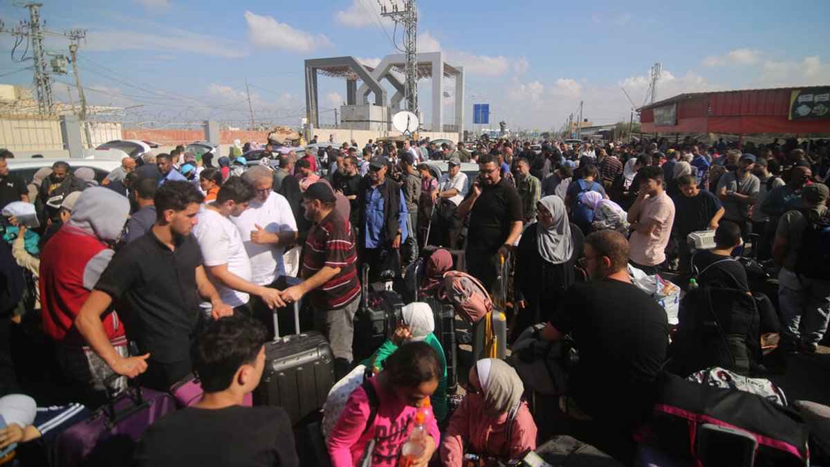 ARCHIV - 16.10.2023, Palästinensische Gebiete, Rafah: Menschen warten auf die Öffnung des Grenzübergangs Rafah im südlichen Gazastreifen. Der einzige Grenzübergang zum Gazastreifen bleibt weiterhin geschlossen. Menschen, die auf der Flucht aus dem Gazastreifen sind, wie auch humanitäre Hilfsgüter die über Ägypten in das Krisengebiet sind, stecke an der Grenze zwischen Ägypten und dem Gazastreifen fest. Foto: Khaled Omar/XinHua/dpa +++ dpa-Bildfunk +++