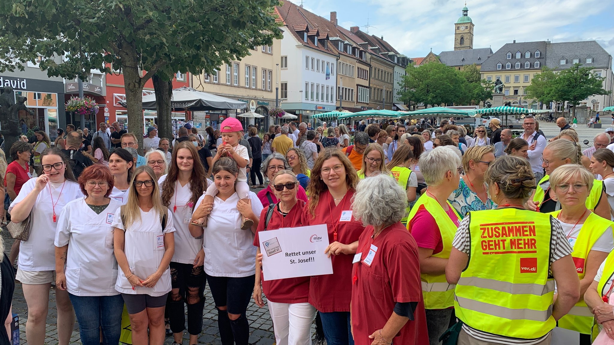 Rund 200 Menschen demonstrierten gegen die Schließung des Krankenhauses St. Josef. Nicht zuletzt Mitarbeiter der Klinik.