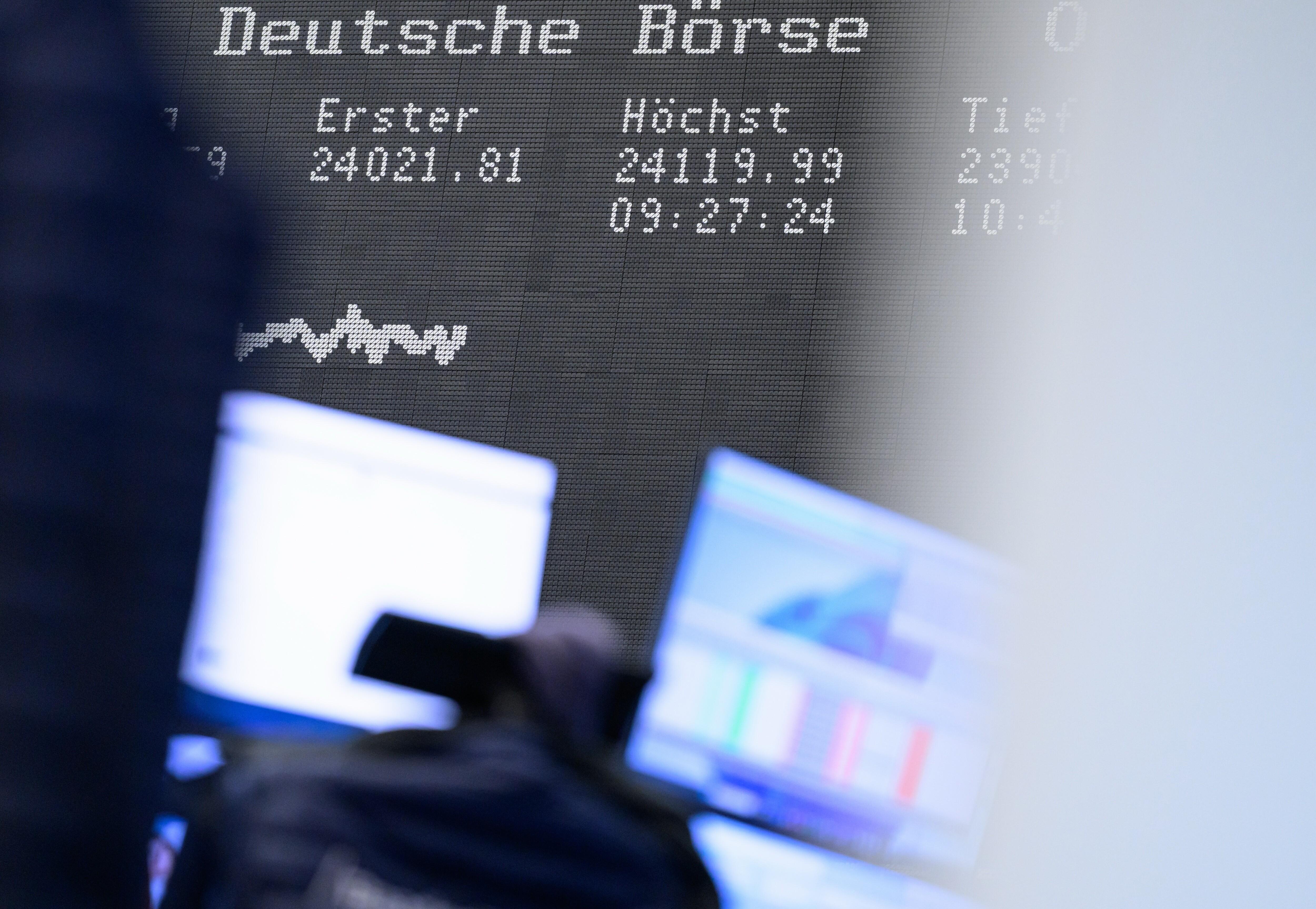 Blick auf eine Kurs-Anzeigetafeln in der Frankfurter Börse. 