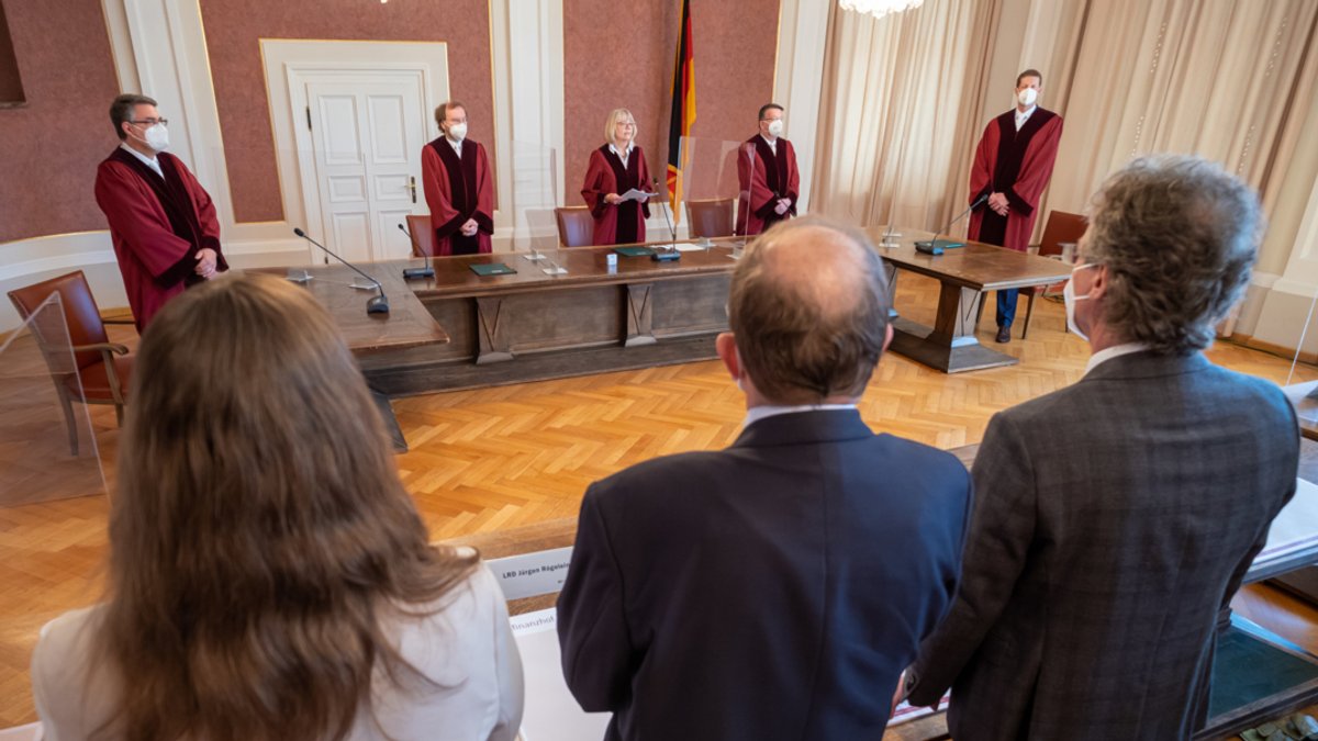 Jutta Förster (M), vorsitzende Richterin am Bundesfinanzhof, steht während der Urteilsverkündung an ihrem Platz. 